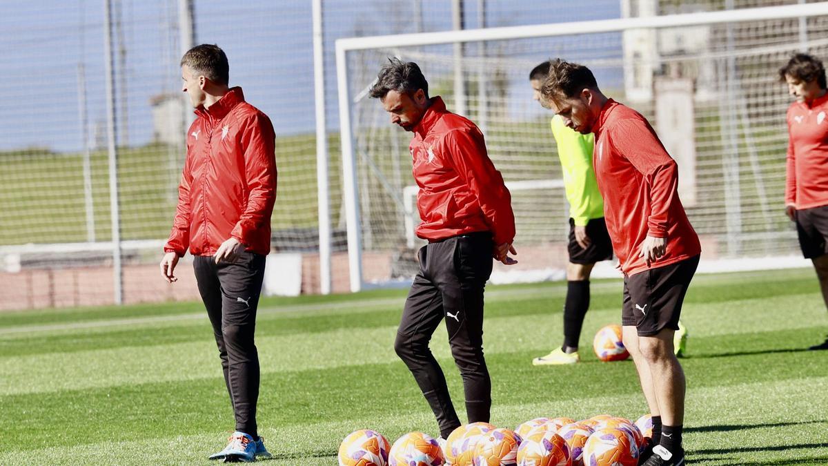 Rubén Albés, en el centro, durante un entrenamiento del Sporting en Mareo.