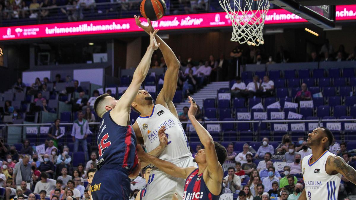 El Real Madrid supera al Baskonia en el WiZink Center.