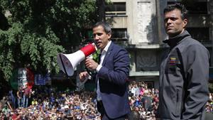 Guaidó, con el megáfono, y López en una concentración en Caracas el día del intento de alzamiento contra Maduro.