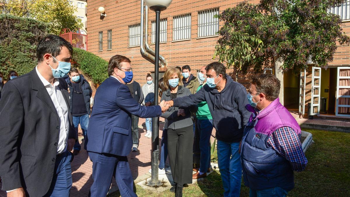 Vara, junto a Torres, saluda a algunos usuarios del CAT de Cáritas en Plasencia.