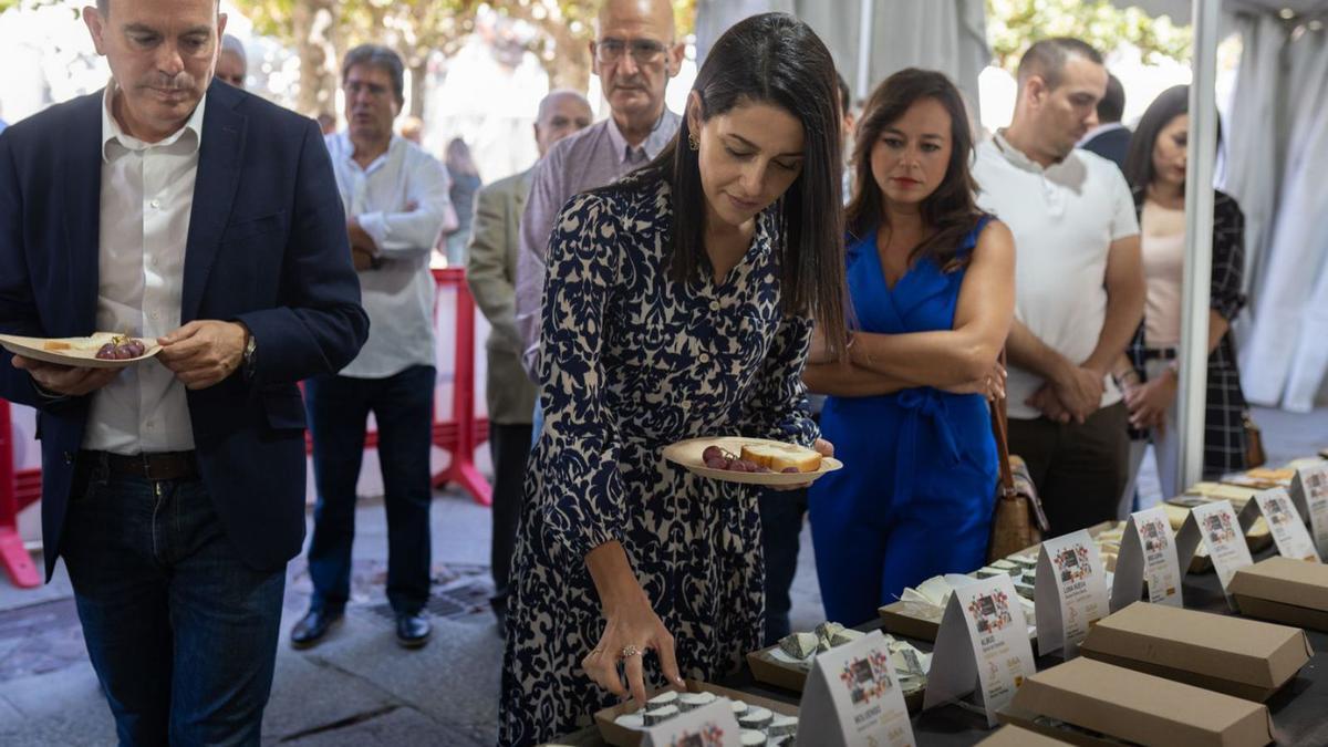 Inés Arrimadas disfruta de la gran variedad de quesos que se venden en Fromago.