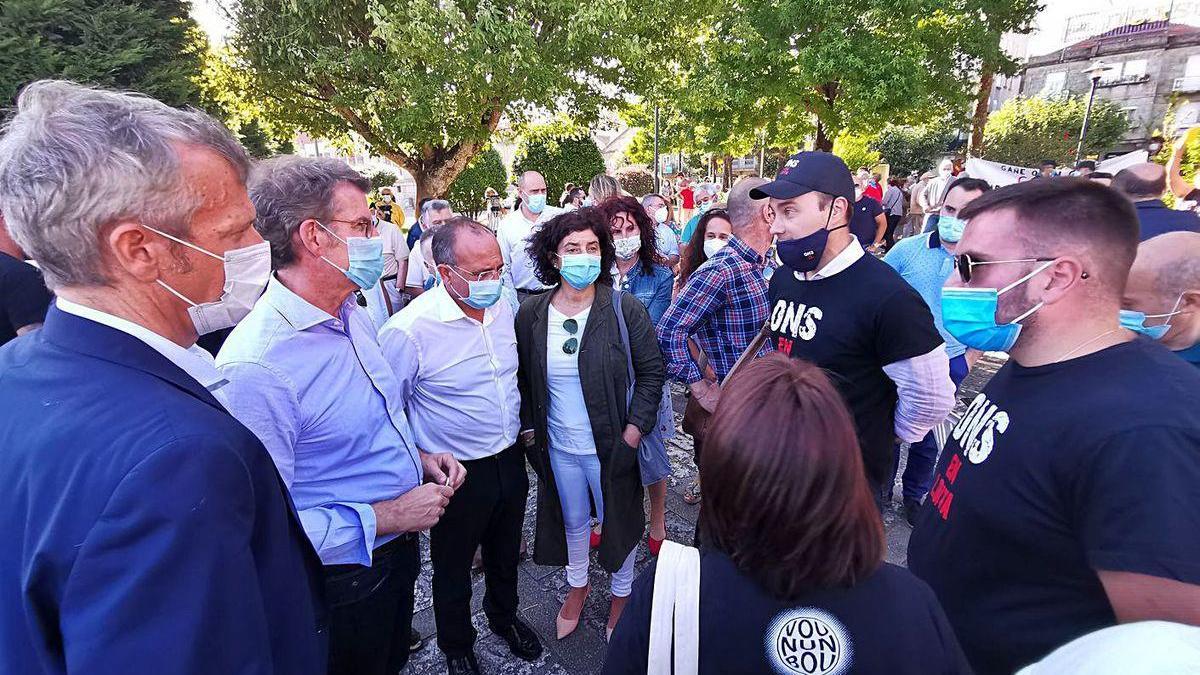 Feijóo, conversando con los vecinos de la Illa de Ons.