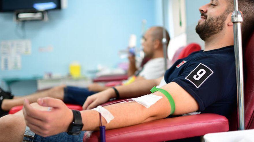 Varias personas donan sangre.
