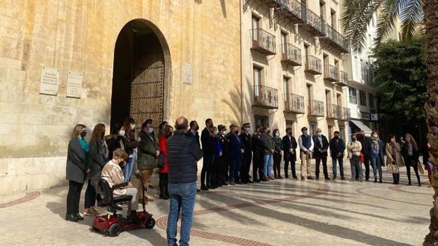 Tres minutos de silencio por el crimen de Elche.