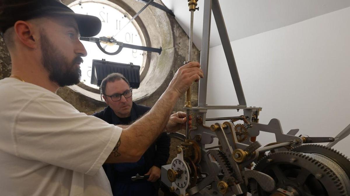 La Casa Consistorial de Pontevedra pone en hora su reloj, que marcaba eternamente las once