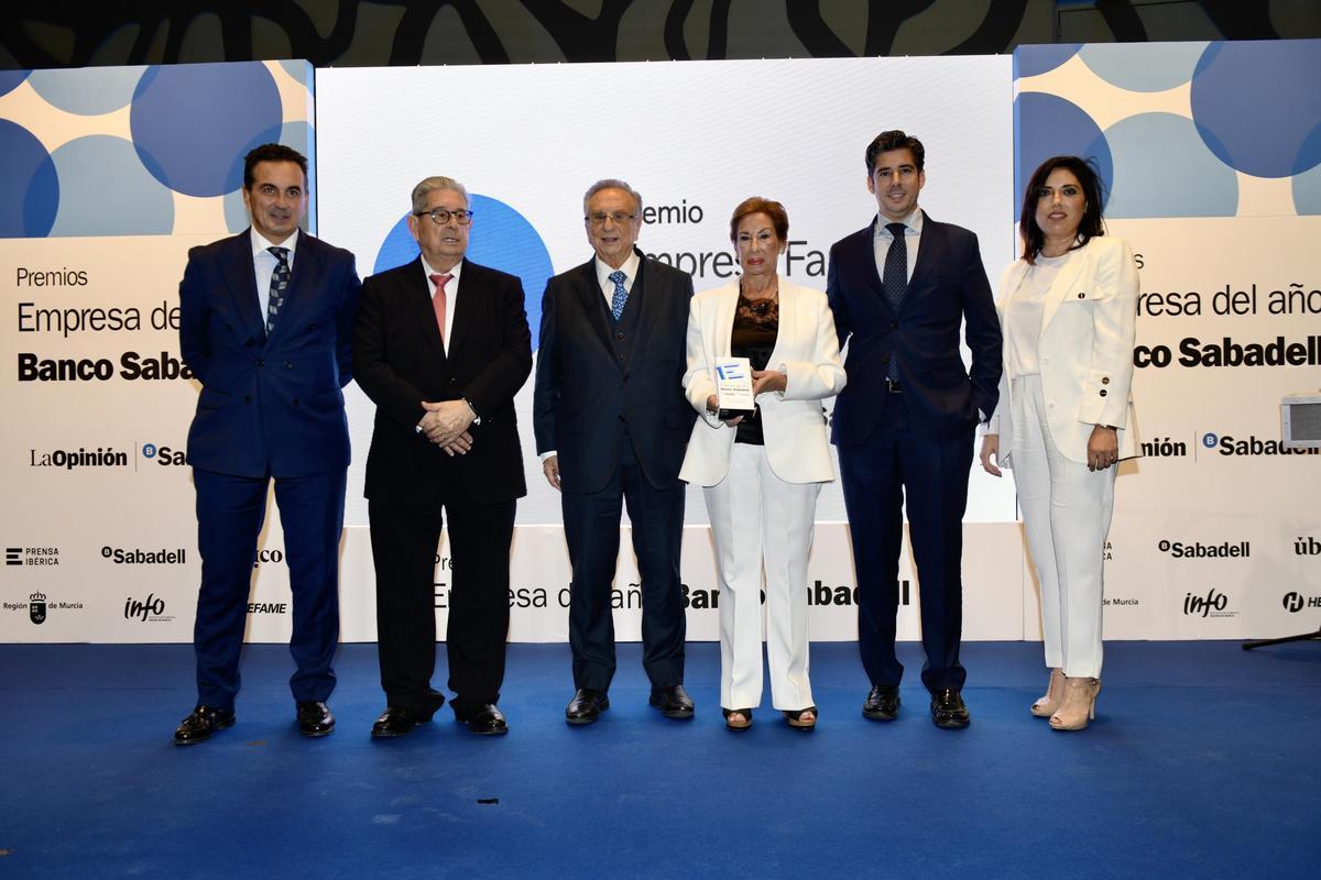 Isabel Mendoza, vocal de Amefmur, entrega el premio a la familia Fuertes.