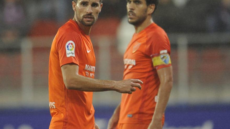 Adrián González y Recio, centrocampistas del Málaga CF, durante el partido del lunes ante el Eibar (1-1).