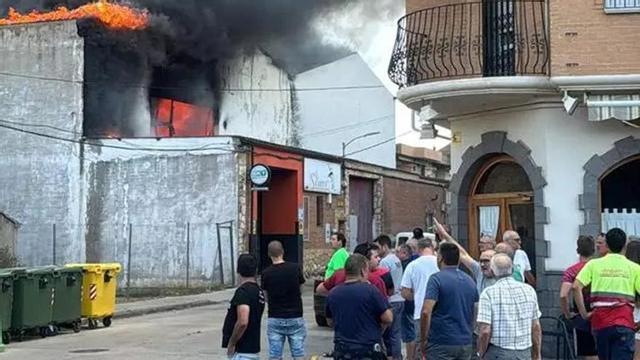 Vecinos de Calatorao contemplan las espectaculares llamas.