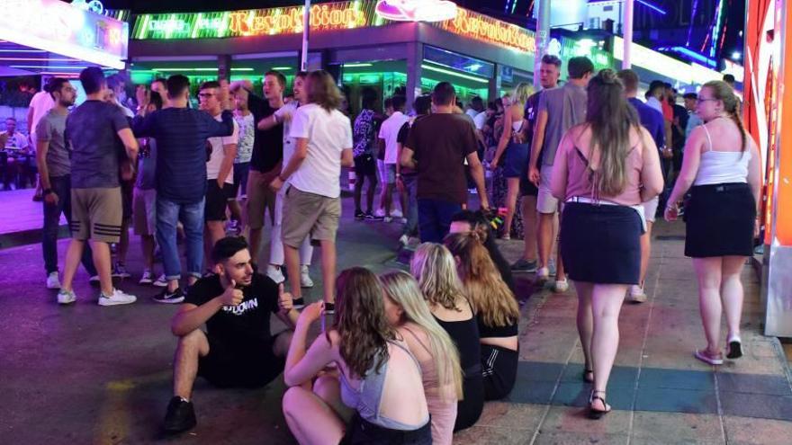 Turistas ingleses durante una noche de fiesta en Punta Ballena.