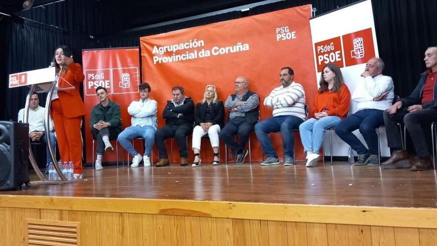 Sheila Rial dirixíndose aos asistentes a o mitin de peche de campaña dos socialistas de Zas / PSdeG-PSOE