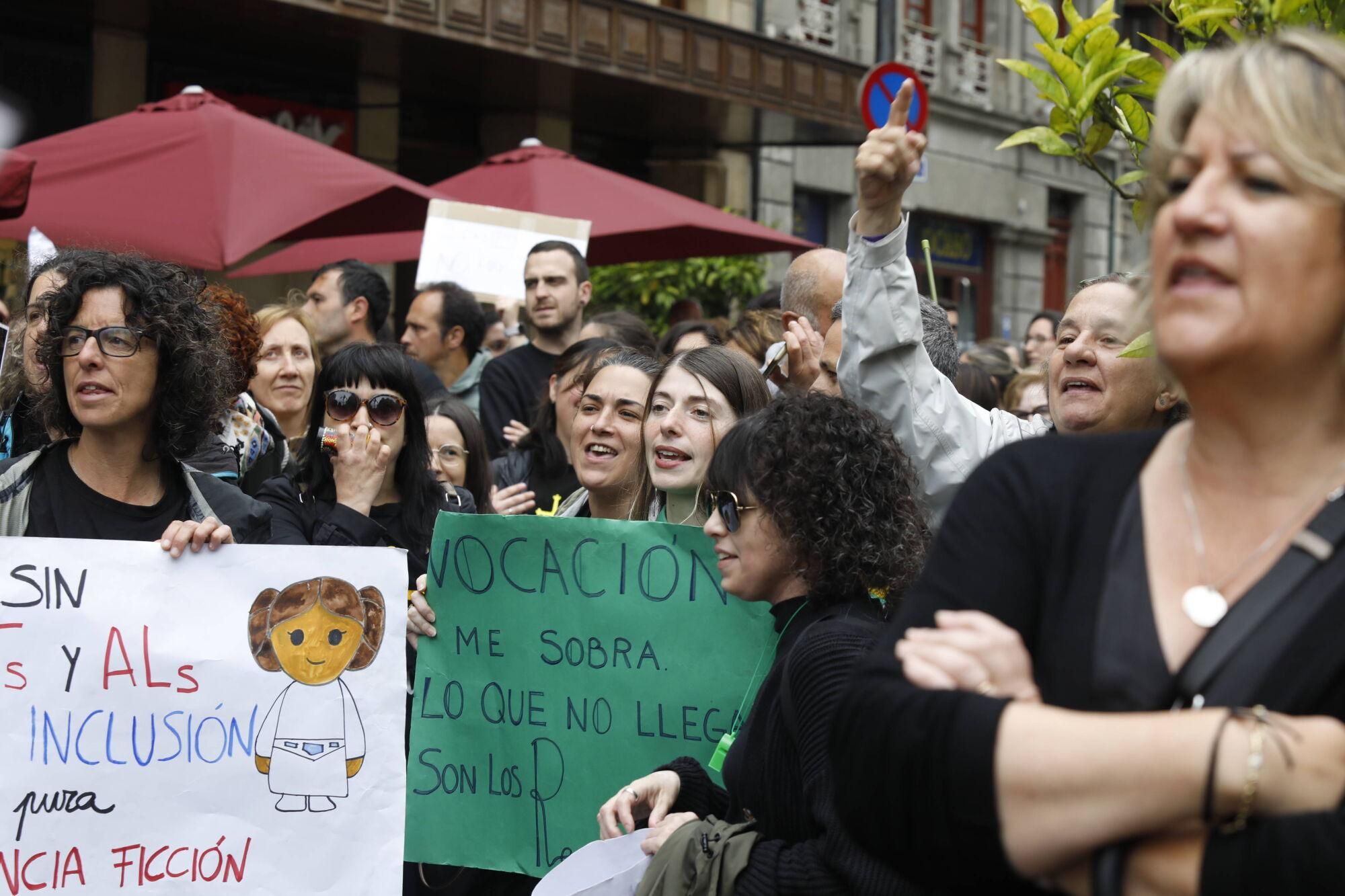 EN IMÁGENES: Nueva manifestación masiva de los docentes, que acabó en la Junta General 