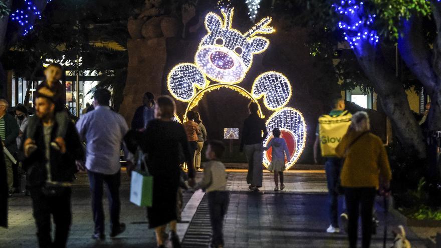 La Plaza de España acoge el espectáculo musical infantil ‘Comediantes de la Cacharra Verde’ para celebrar la Navidad