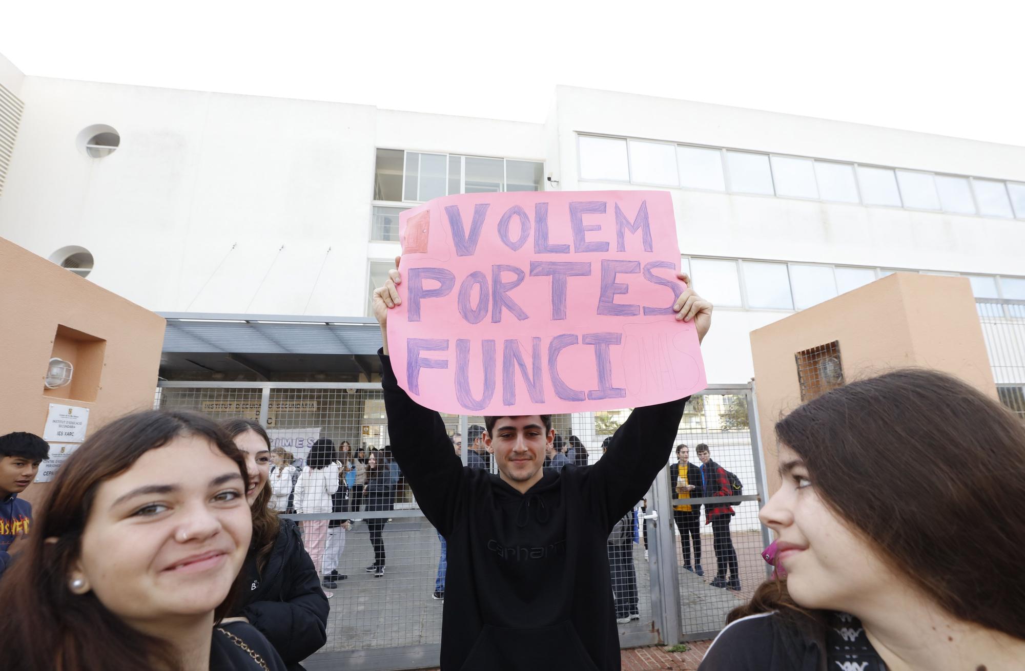 Los alumnos del IES Xarc protestan para exigir unas condiciones dignas