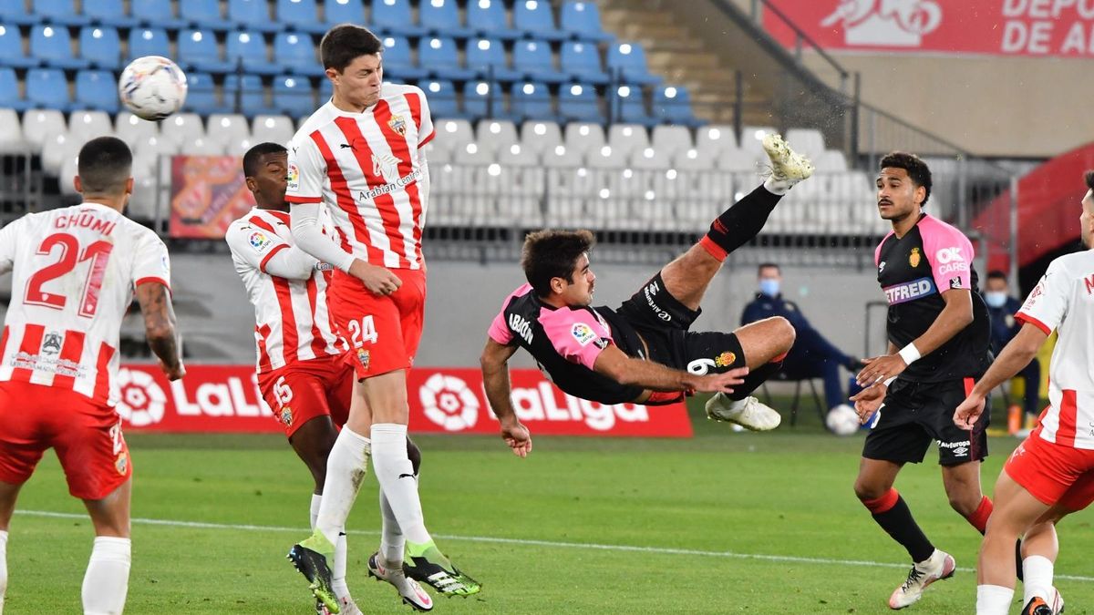 Una chilena de Abdon Prats mantiene líder al Mallorca que se aleja de Sporting y Almeria mientras el Espanyol se mantiene a 2 puntos. Una chilena de Abdon Prats mantiene líder al Mallorca que se aleja de Sporting y Almeria mientras el Espanyol se mantiene a 2 puntos.