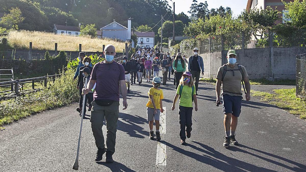 Los caminantes comienzan su ruta de senderismo.   | // BERNABÉ/ANA AGRA