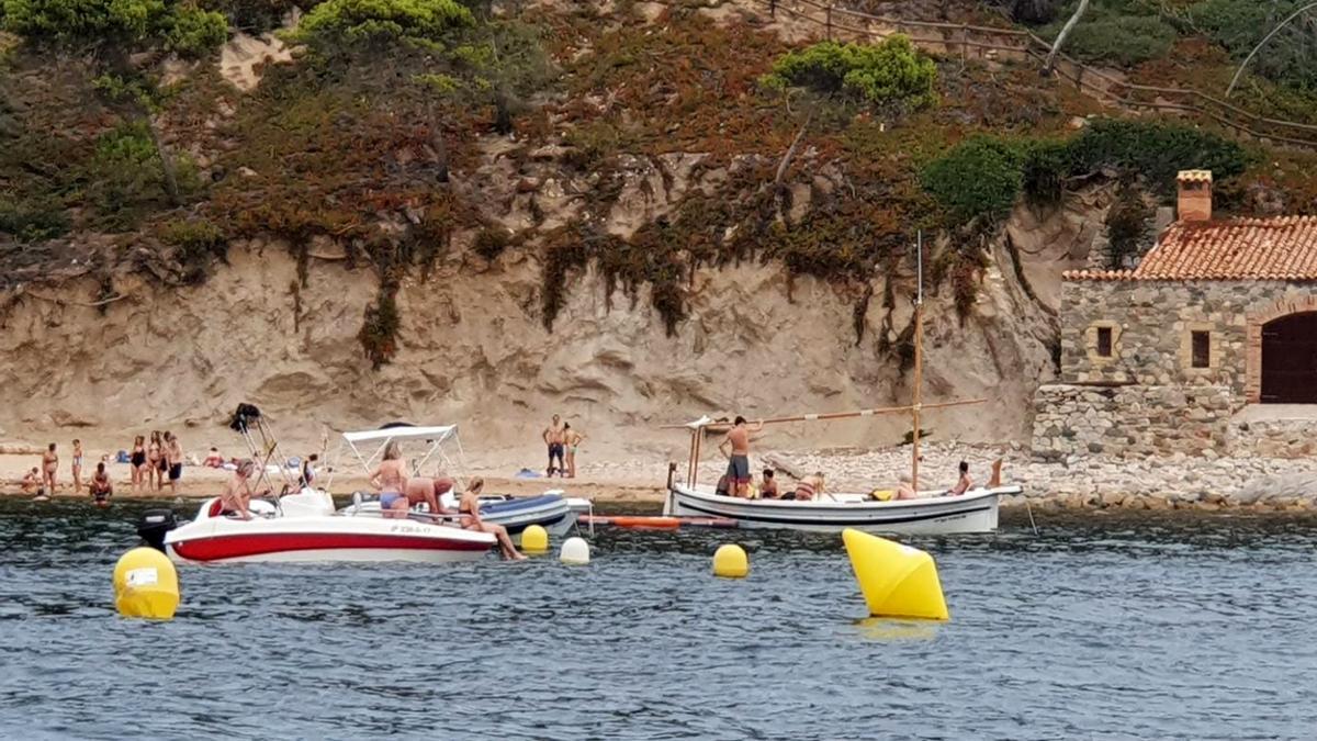 Salvem El Crit denuncia que moltes embarcacions d&#039;esbarjo fondegen dins la zona reservada als banyistes. A la imatge, la cala de cap de Planes.