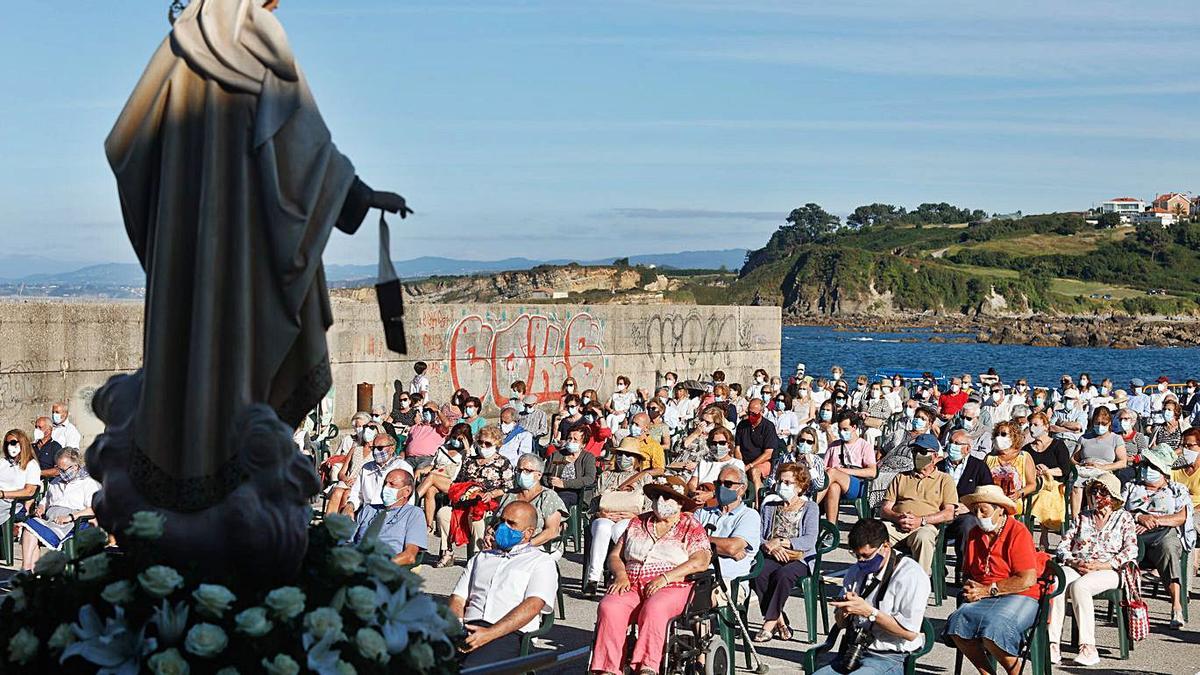 La Virgen del Carmen, durante la misa de 2020 en el muelle de Luanco. | Mara Villamuza