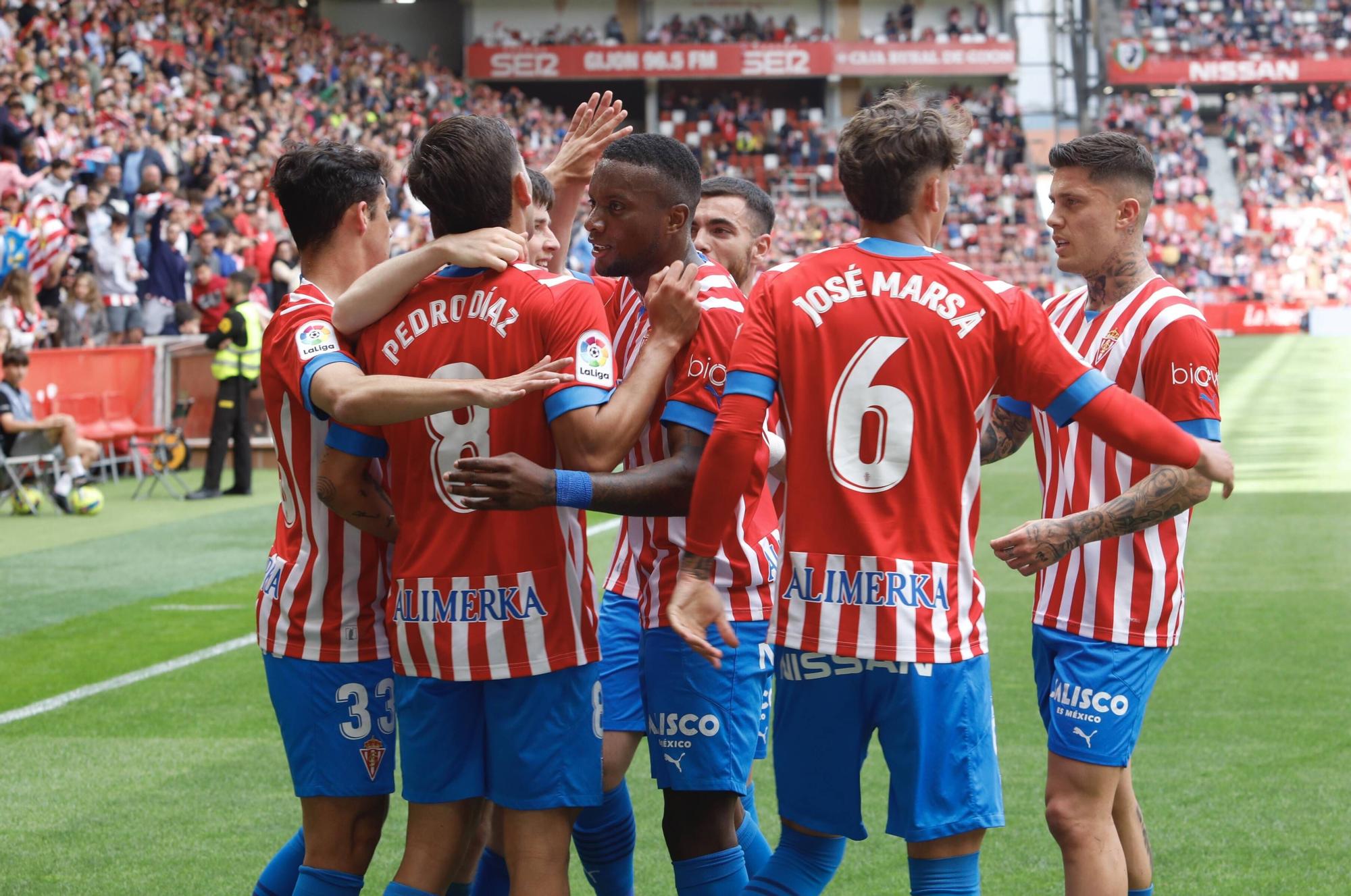 EN IMÁGENES: El Sporting vence al Lugo en El Molinón con un gran ambiente