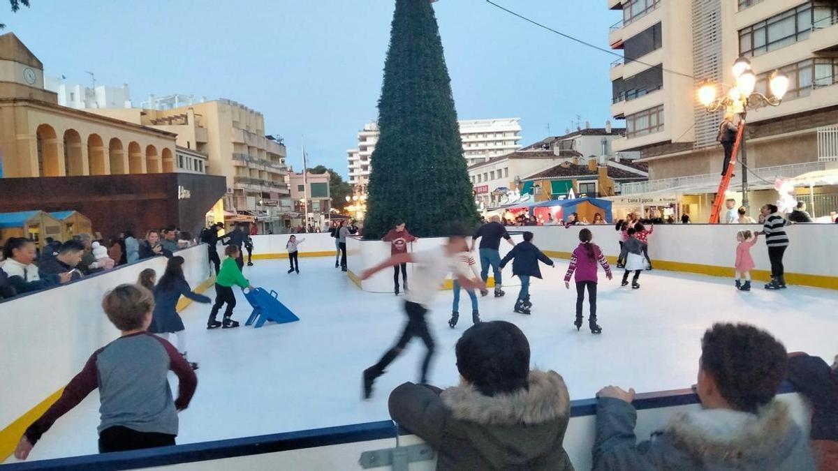 La plaza de La Nogalera acoge esta Navidad, una pista de patinaje sobre hielo.