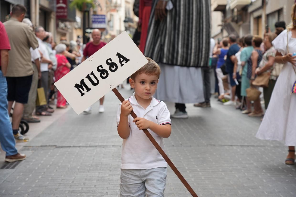 Castelló recibe con honores al Santísimo en la procesión del Corpus Christi