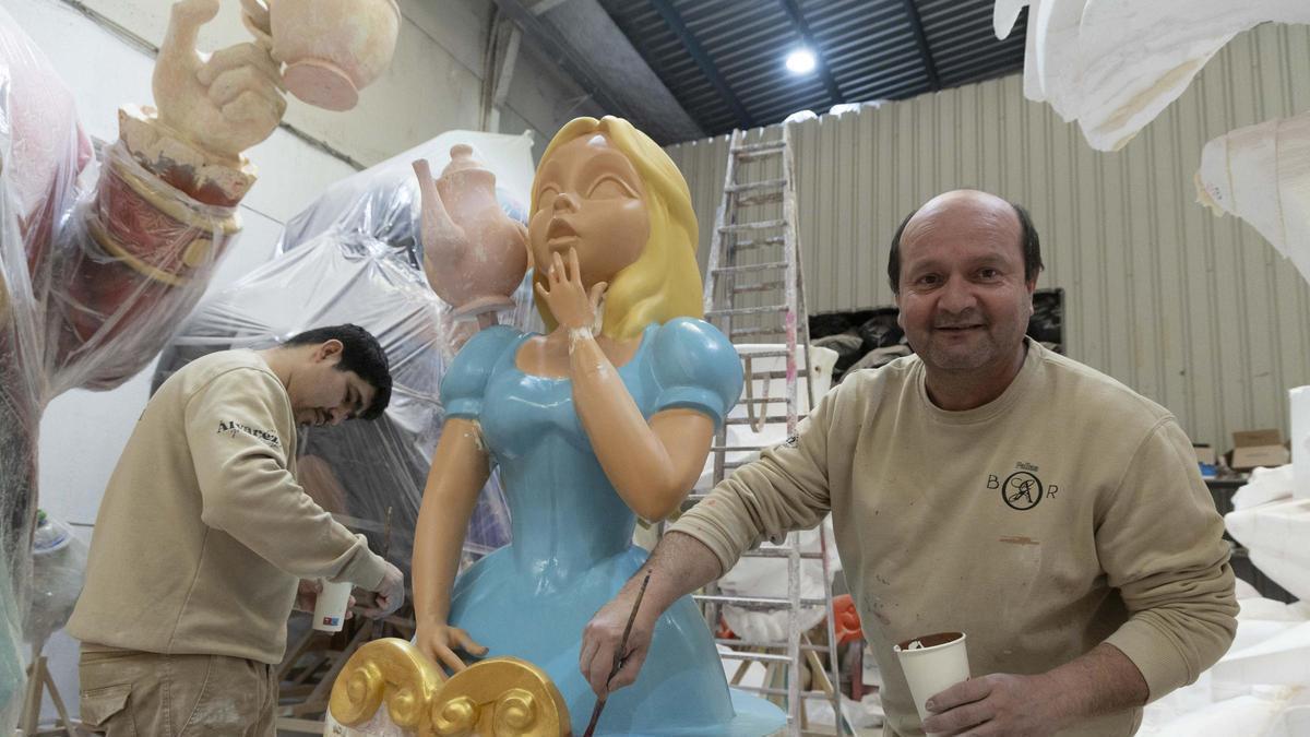 El guaraní se extiende por los talleres falleros