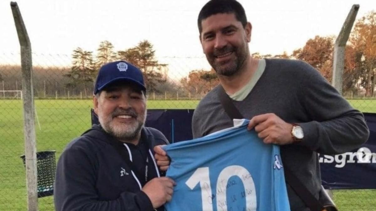 Maradona y Sosa posando con la camiseta del Napoli dediucada