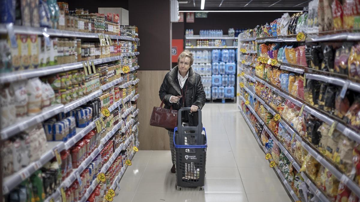 Una mujer compra en un supermercado.