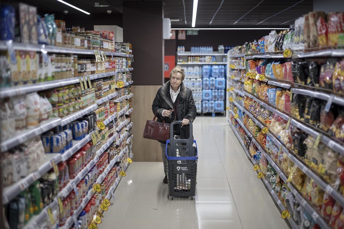Una mujer compra en un supermercado de Barcelona este mes de marzo.