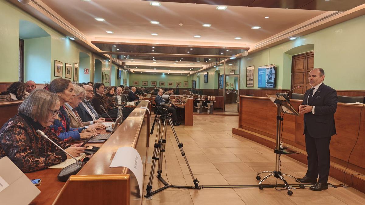 Villaverde, a la derecha, durante su intervención.