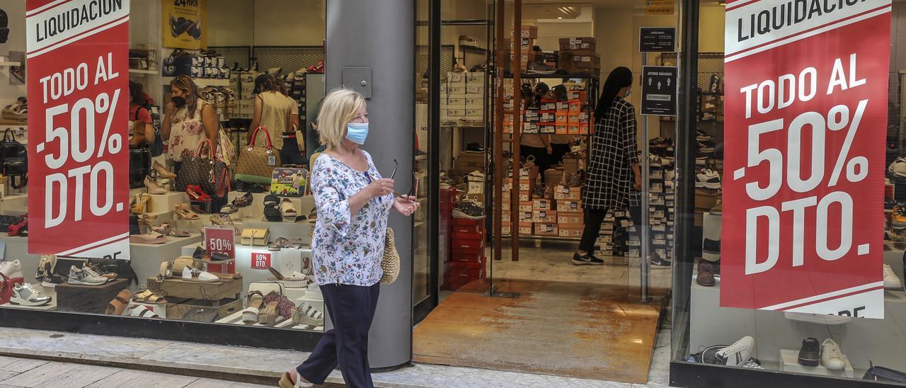 Un comercio con carteles de rebajas en Elche.