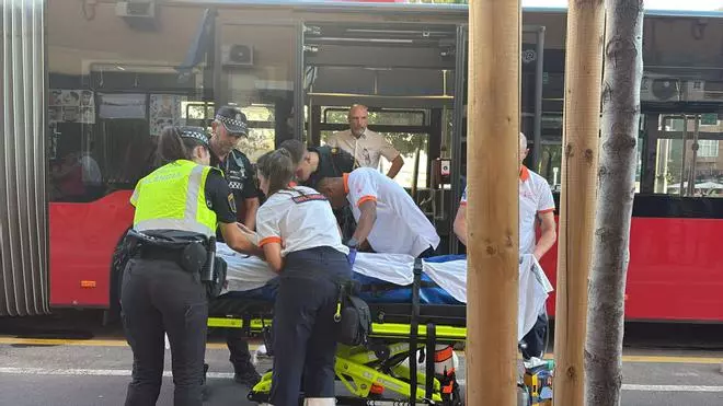 Accidente en Valencia: Cuatro heridos leves dentro de un autobús de la EMT tras frenar en seco en Serrería
