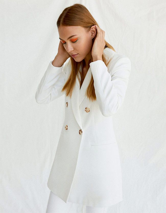 El maquillaje festivalero de Stradivarius con traje blanco