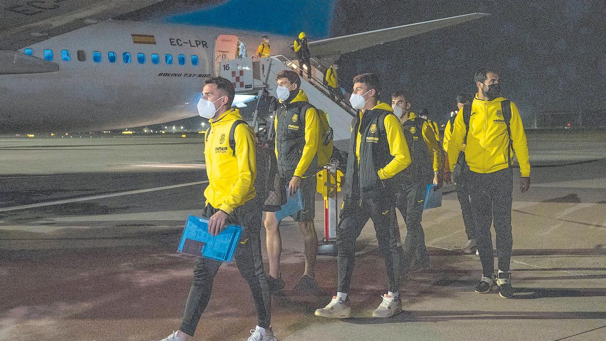 La expedición del Villarreal fue recibida por el frío a su llegada a Bérgamo.