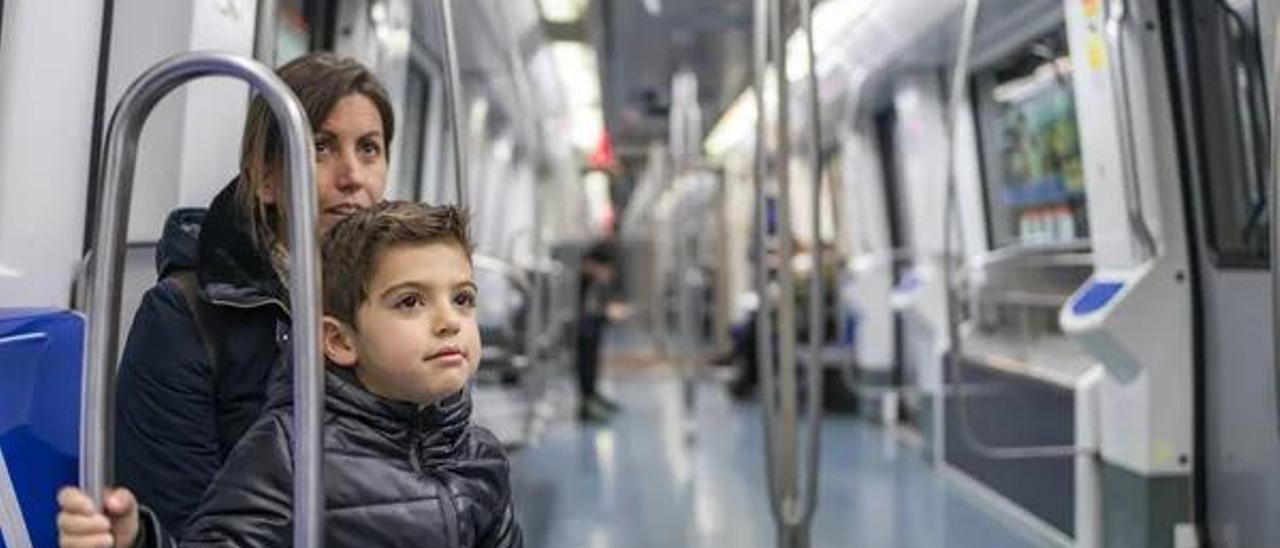 Niño en el metro