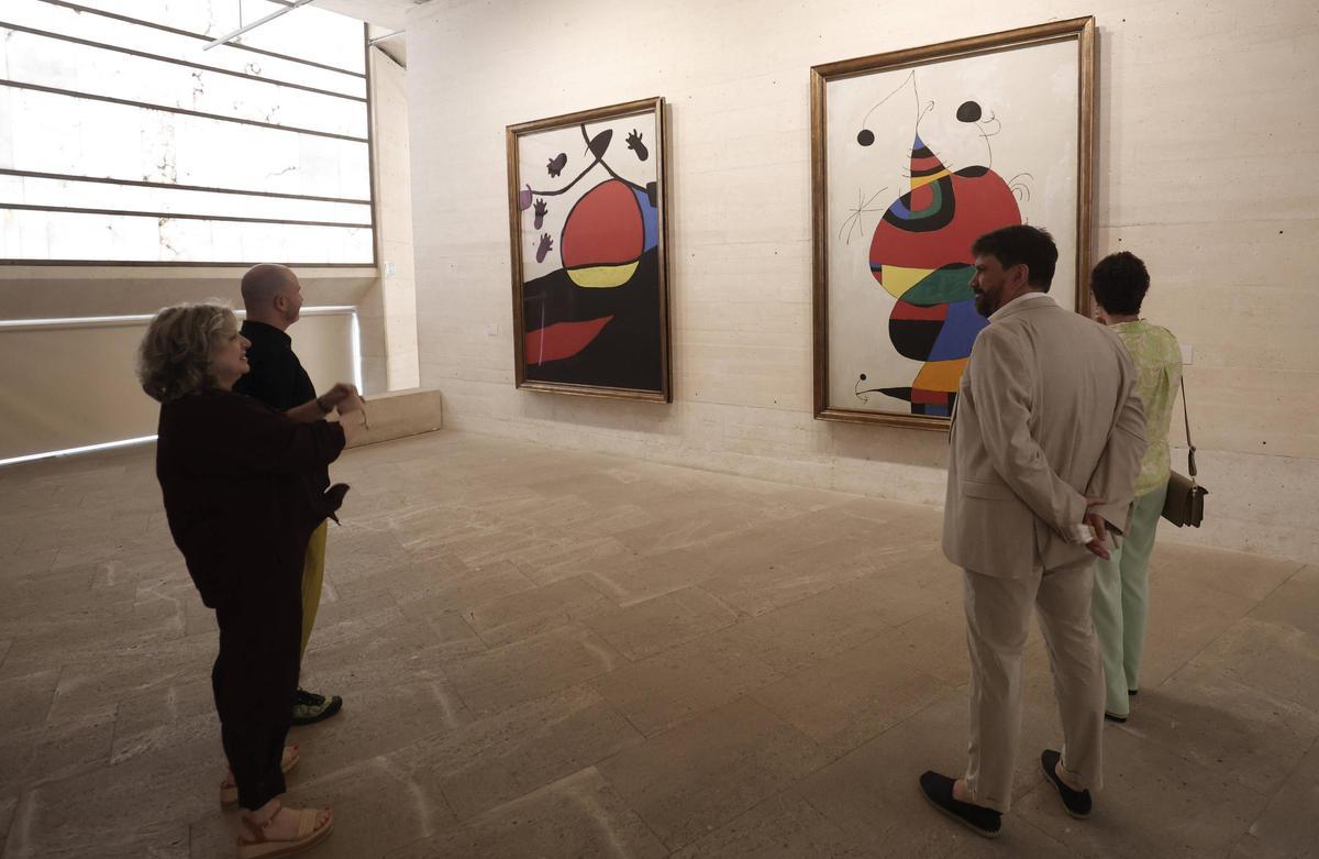 La directora de la Fundació Miró, el director del Museo Reina Sofía y el coordinador de Cultura de Cort ante dos obras del artista