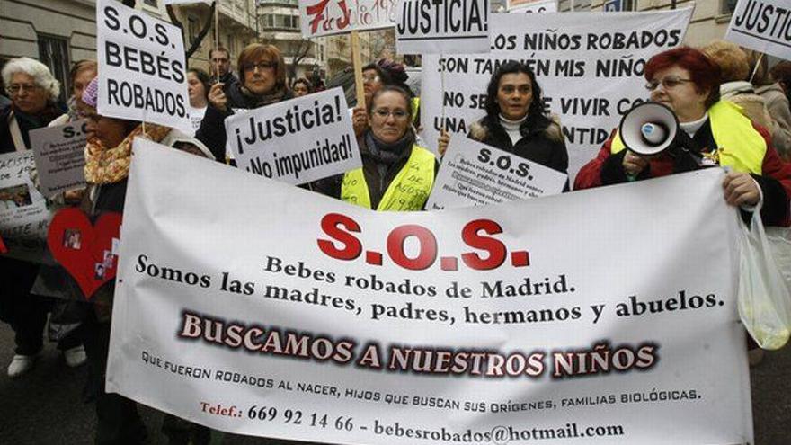 Un centenar de familiares de &#039;niños robados&#039; protestan en Madrid