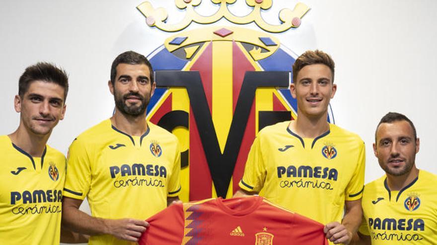 Los jugadores posando de amarillo con la roja.