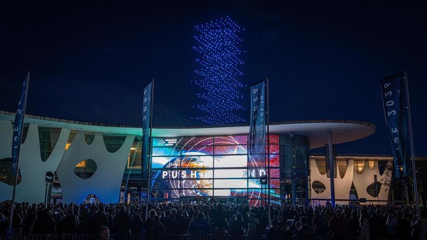 Así se vive el show de drones y ópera en directo en el ISE 2026