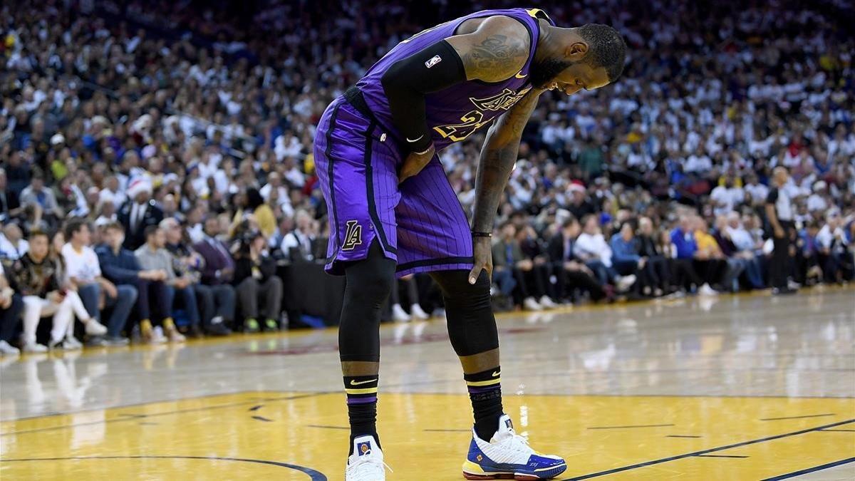 Lebron James, con dolor en el aductor en el partido ante Golden State.