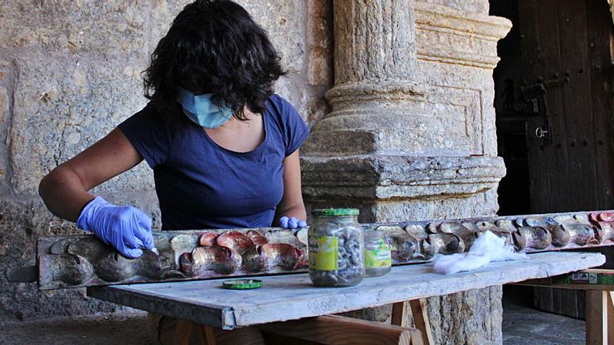 La restauradora Azahara Buenaposada trabajando en la iglesia de Valparaíso. | Araceli Savedra