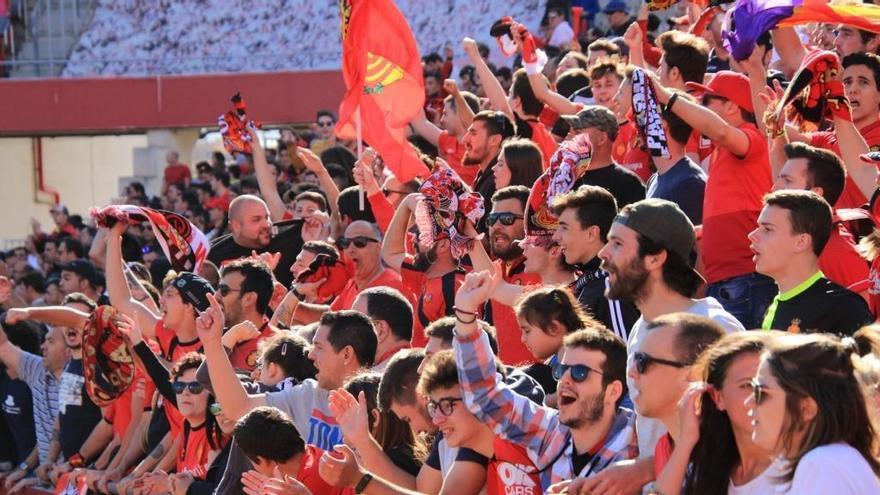 Aficionados animando al Mallorca