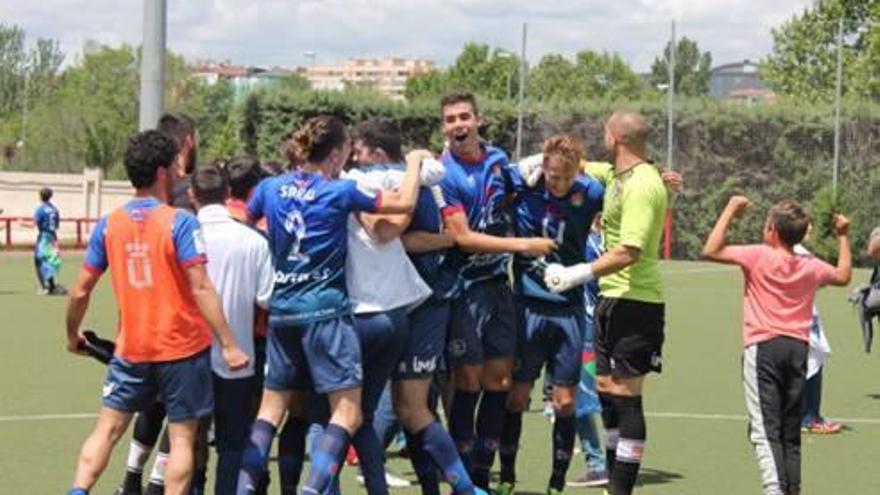 Jugadors del Móstoles celebrant l&#039;accés a la promoció.