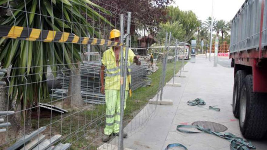 Los operarios instalando el vallado ayer.