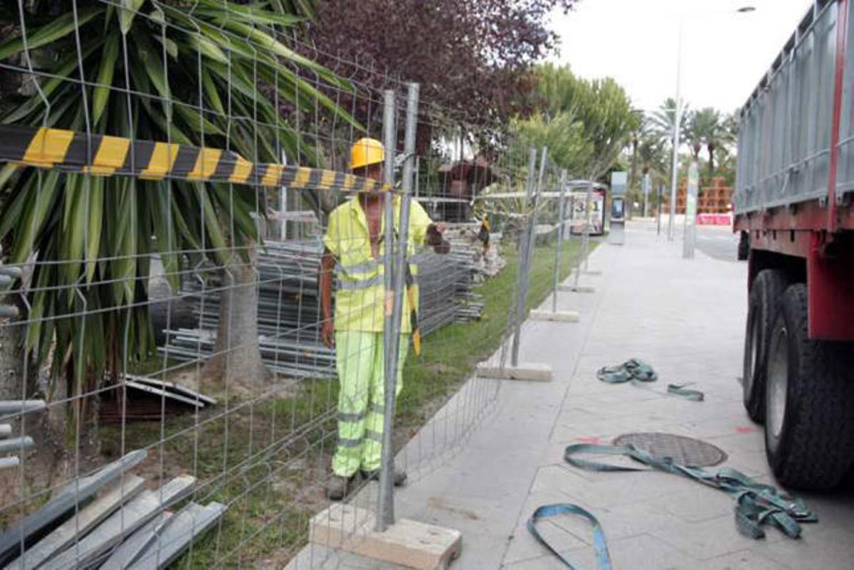 Los operarios instalando el vallado ayer.