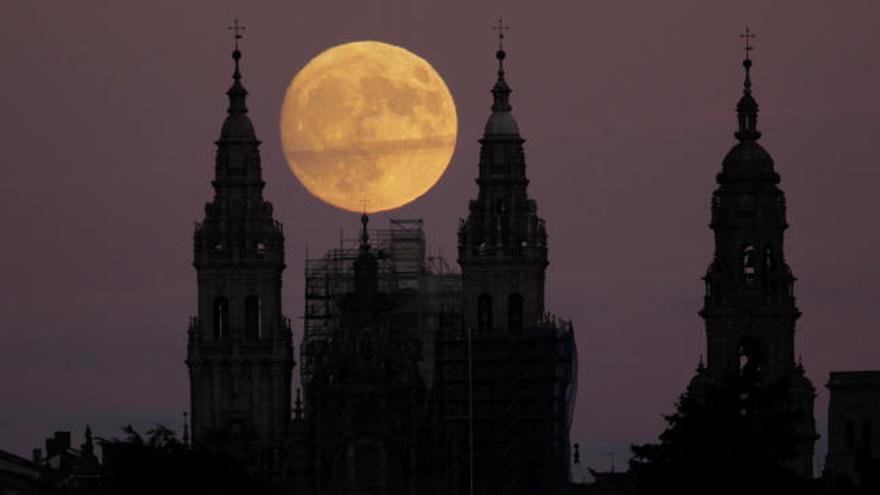 La ausencia de nubes permite que la superluna se vea en toda España