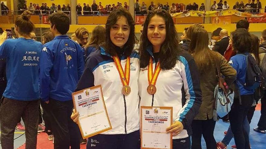 Miryam García y Sabela López con sus medallas.