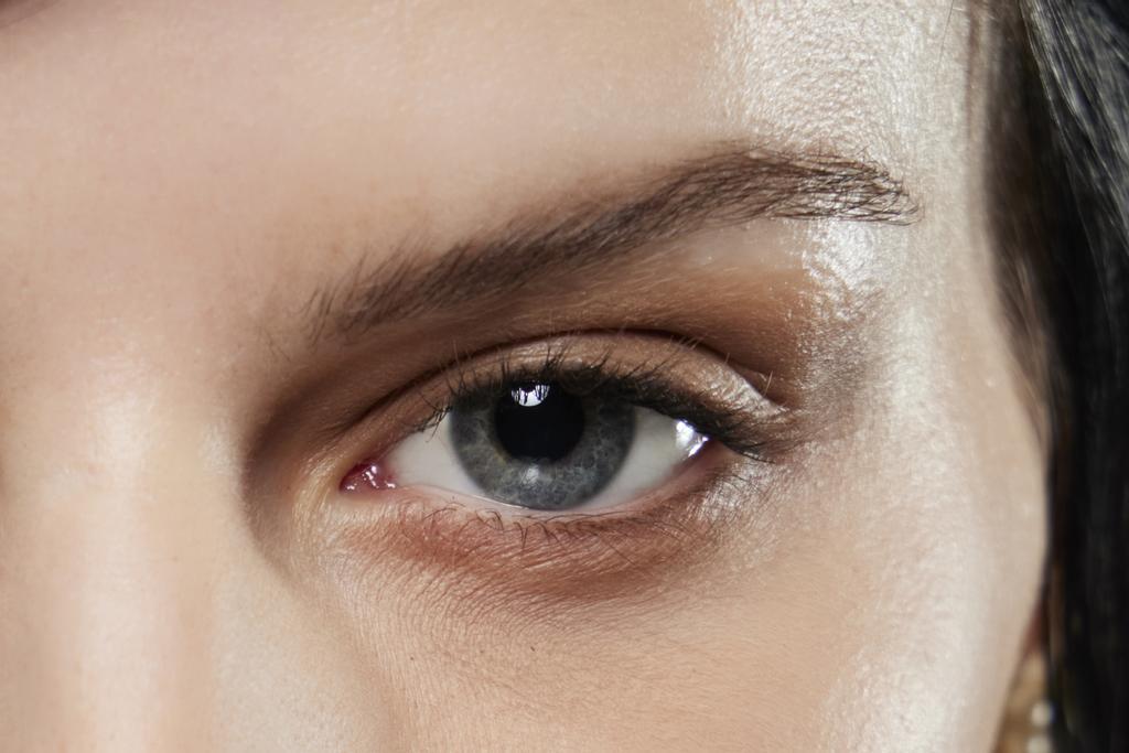 Detalle del maquillaje de ojos del desfile, de Prabal Gurung (otoño-invierno 22).