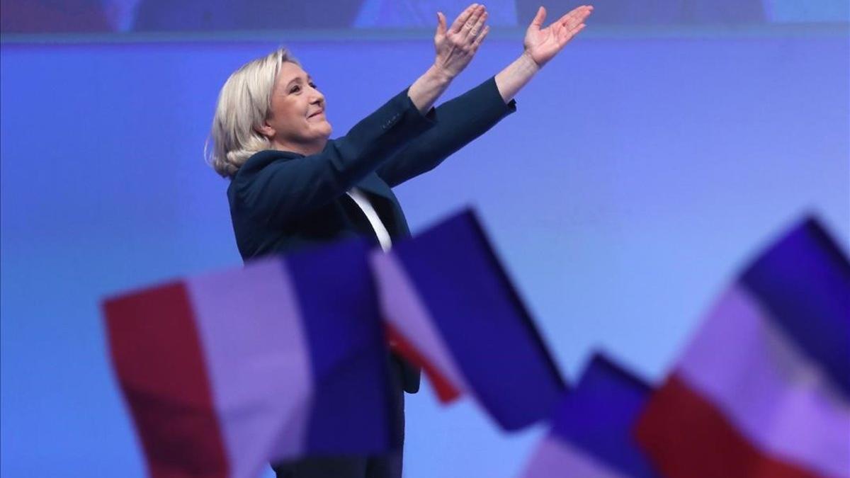 Le Pen se dirige al público durante el acto de Reagrupación Nacional en París.