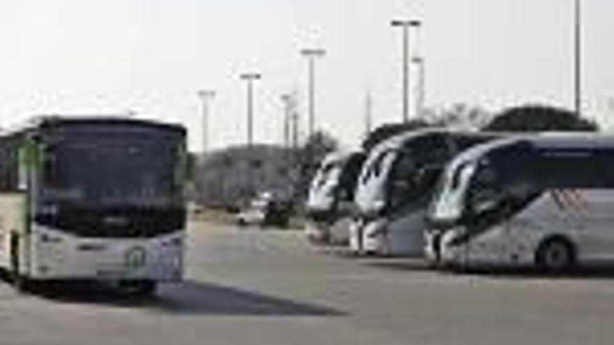 Autobusos aturats a l&#039;esplanada de l&#039;aparcament de Fontajau.