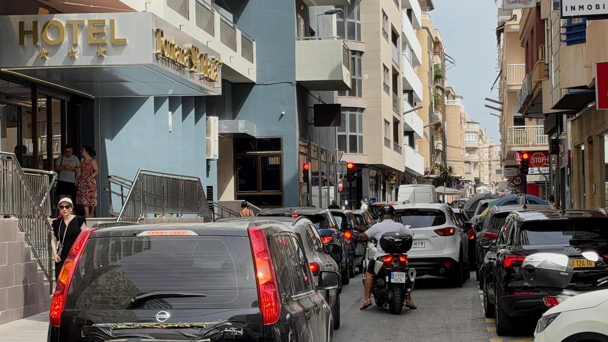 Congestión de tráfico a la altura del Hotel Fontana poco después del cierre de la avenida